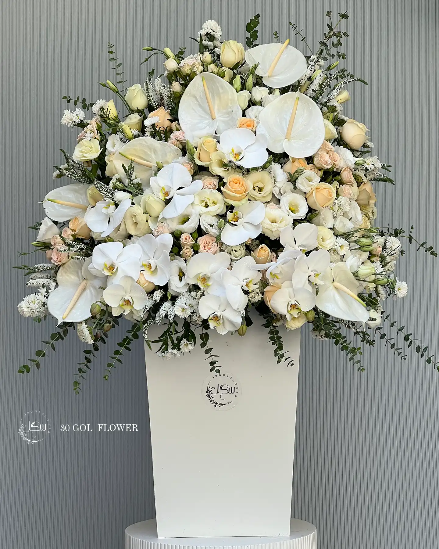 باکس گل ترکیبی لوکس شامل انتریم ارکیده و رز هلندی (ارتفاع ۱۰۰ سانتیمتر) FLOWER BOX
