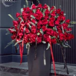 باکس گل VIP لاکچری ۱۰۰ شاخه رز قرمز هلندی ارتفاع ۱۶۰ سانتی‌متر -flowerbox rose