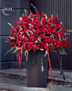 باکس گل VIP لاکچری ۱۰۰ شاخه رز قرمز هلندی ارتفاع ۱۶۰ سانتی‌متر -flowerbox rose