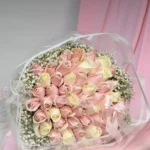 عکس نزدیک از طراوت و شادابی گل های طبیعی در دسته گل نور برند سی گل