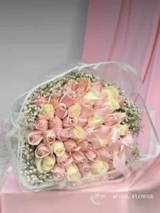 عکس نزدیک از طراوت و شادابی گل های طبیعی در دسته گل نور برند سی گل