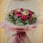 دسته گل رز مینیاتوری با رنگ بندی گلبهی، صورتی، سرخ و آبی، ارتفاع ۷۰ و عرض روی گل ۵۵