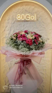 دسته گل رز مینیاتوری با رنگ بندی گلبهی، صورتی، سرخ و آبی، ارتفاع ۷۰ و عرض روی گل ۵۵