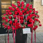 باکس گل 100 شاخه رز هلندی قرمز در جعبه مشکی لوکس با ارتفاع 150 سانتی‌متر در تهران