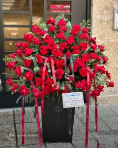 باکس گل 100 شاخه رز هلندی قرمز در جعبه مشکی لوکس با ارتفاع 150 سانتی‌متر در تهران
