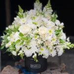 باکس گل تسلیت BK-05 با طراحی شیک و گل‌های ترکیبی مناسب مراسم سوگواری