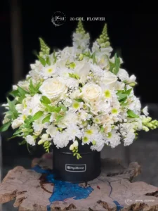 باکس گل تسلیت BK-05 با طراحی شیک و گل‌های ترکیبی مناسب مراسم سوگواری