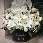 باکس گل تسلیت BK-06 با طراحی شیک و گل‌های ترکیبی مناسب مراسم سوگواری