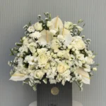 باکس گل تسلیت آماده ارسال باکس گل تسلیت با طراحی رسمی و گل های تازه، مناسب ارسال به مسجد، منزل یا محل برگزاری مراسم ختم و ترحیم.