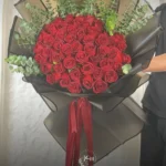دسته گل رز هلندی 50 شاخه با برگ اوکالیپتوس و بسته بندی لوکس - گل فروشی گیشا (سی گل)