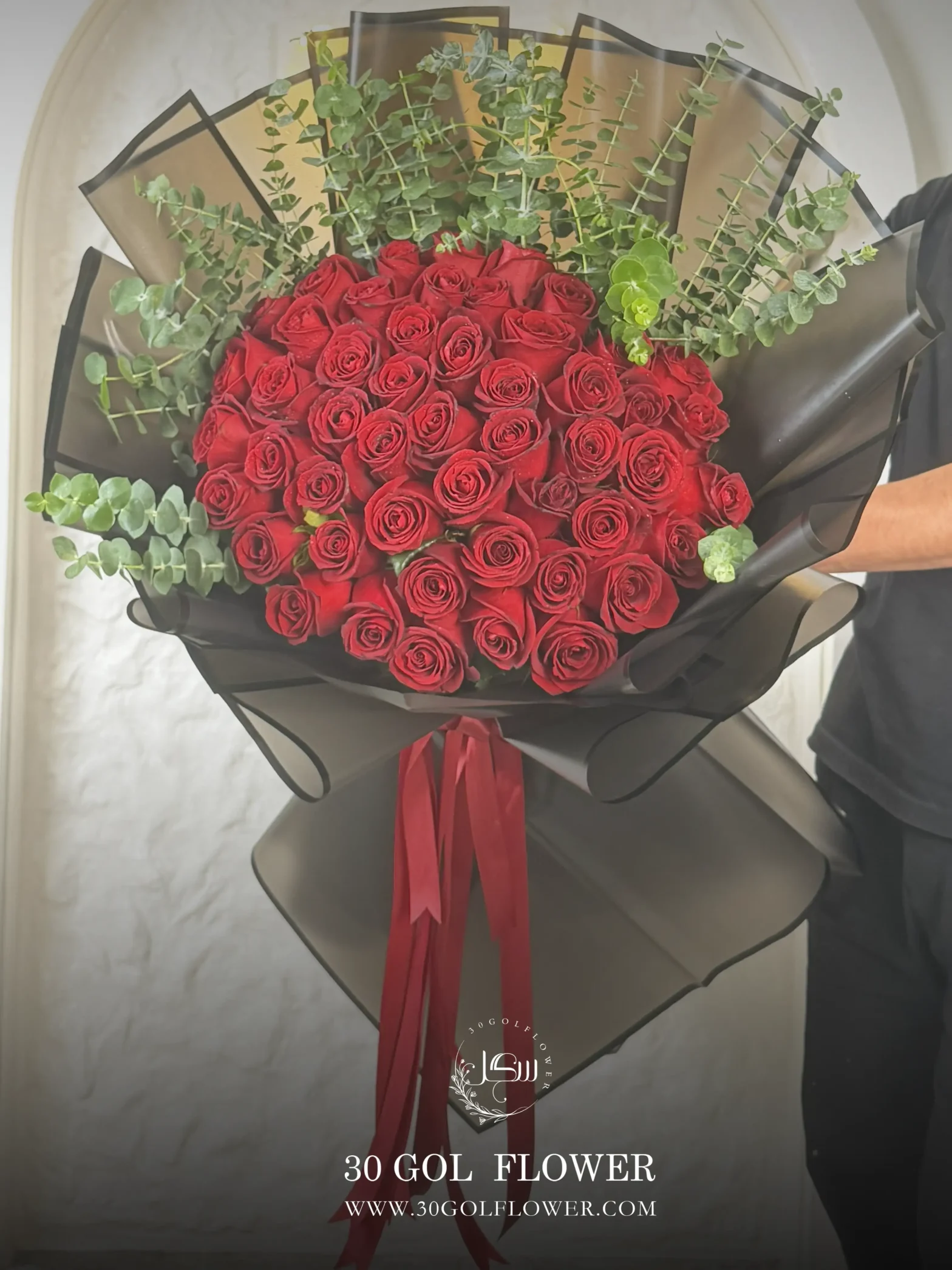 دسته گل رز هلندی 50 شاخه با برگ اوکالیپتوس و بسته بندی لوکس - گل فروشی گیشا (سی گل)
