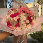 دسته گل تولد با ژربرا رز مینیاتوری کالانکوا و لیسینتوس