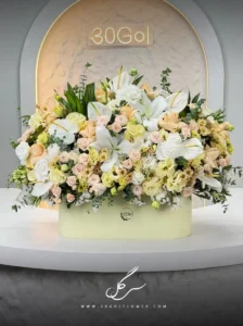 باکس گل متوسط زرد و سفید با گل های رز، لیسیانتوس، لیلیوم، داوودی، گل پنبه و آنتریوم سی گل